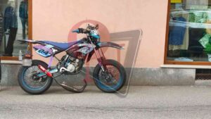 RIVAROLO CANAVESE – Moto si schianta contro ad un’auto in via Reyneri; ferito un ragazzo (FOTO)