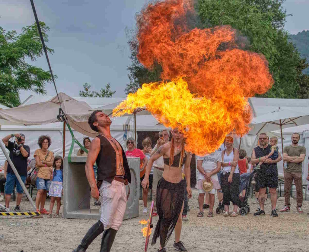 LANZO – Successo per l'ElfFest 2025: 8500 visitatori da tutto il Piemonte 1 lanzo elfFest 2025 2