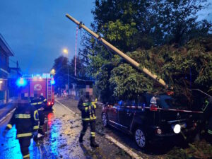 SAN BENIGNO CANAVESE – Pioggia e vento: alberi e pali caduti, anche su un’auto