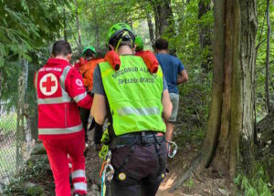 VAL DI CHY – Donna soccorsa alle Guje di Garavot nel territorio di Alice Superiore