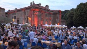 AGLIÈ – Calici: piazza Castello affollata e una magica atmosfera (FOTO E VIDEO)