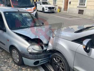 CALUSO – Scontro frontale tra due auto in piazza Mazzini; 4 feriti