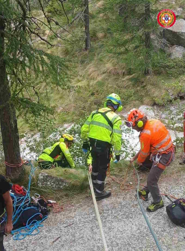 VALPRATO SOANA – Ciclista precipita da un sentiero del vallone del Pian dell'Azaria 2 campiglia soana ciclista 1
