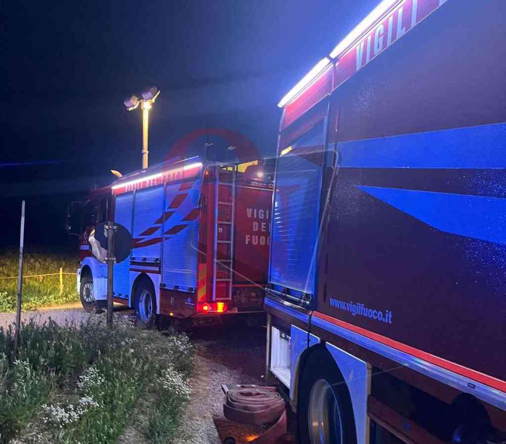 CASTELLAMONTE – Incendio auto in frazione a Sant'Antonio, intervento dei Vigili del Fuoco 1 castellamonte incendio auto sant antonio res