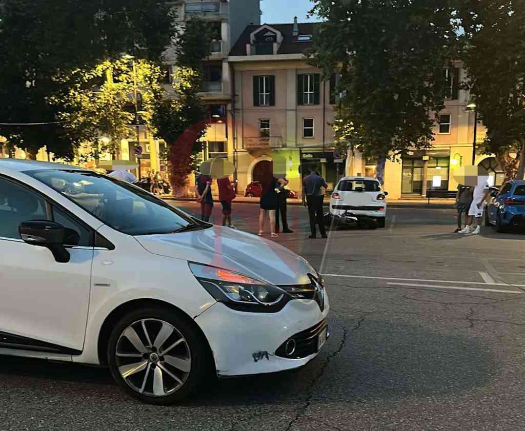 CUORGNÈ – Incidente in piazza Martiri, coinvolte una moto e un'auto (FOTO) 1 Cuorgnè, piazza Martiri della Libertà, incidente