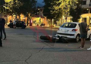 CUORGNÈ – Incidente in piazza Martiri, coinvolte una moto e un’auto (FOTO)