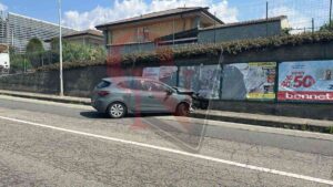 CUORGNÈ – Auto si schianta contro un muro in via Brigate Partigiane (FOTO)