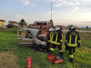 FELETTO – Perde il controllo dell’auto e finisce sul prato (FOTO e VIDEO)