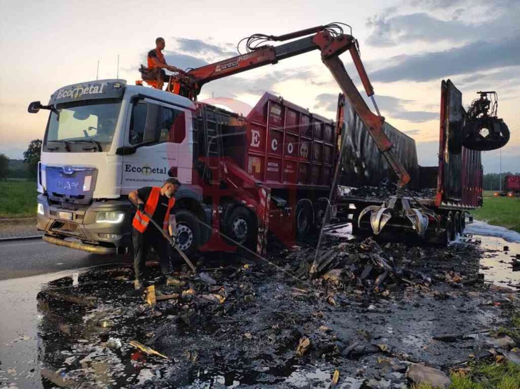 LOMBARDORE – Cassone di un camion in fiamme sulla 460 (FOTO) 1 lombardore camion in fiamme cassone 1 res