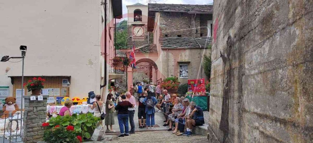 tanta gente e bancarelle a Ingria per Tchouse d'aouti ten
