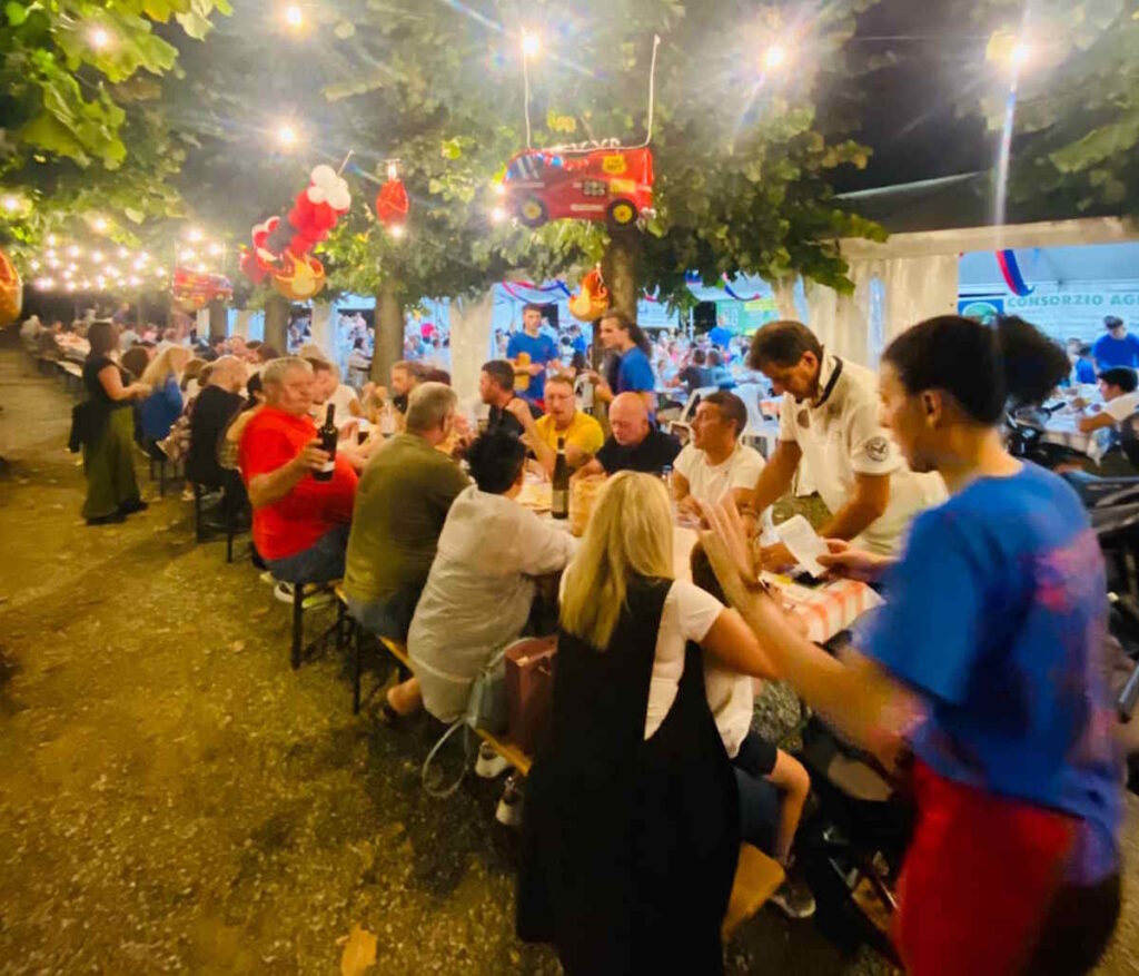 tanta gente alle cene della festa del rione san rocco ad agliè