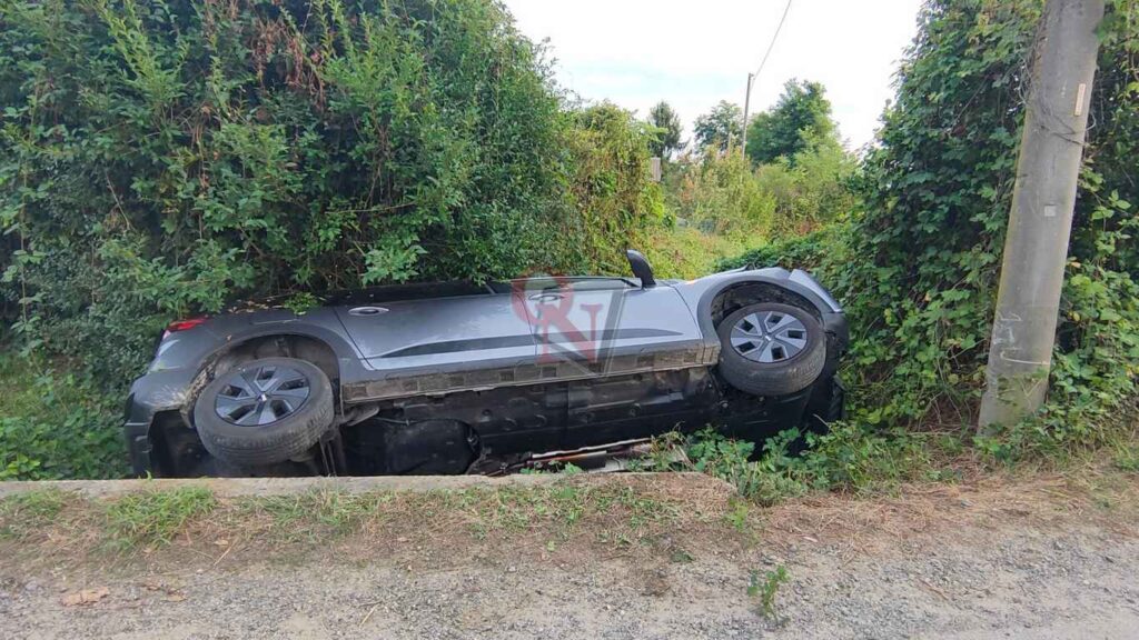 Bosconero auto nel fosso in via Trento