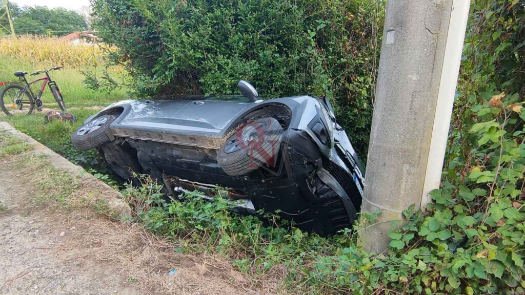 Bosconero l'auto è rimasta adagiata nel fosso in via trento