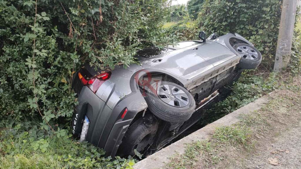 Bosconero l'auto nella roggia di via trento dopo aver preso il palo