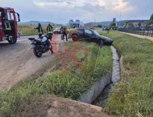 CALUSO – Auto “salta” la rotonda ed esce di strada (FOTO)