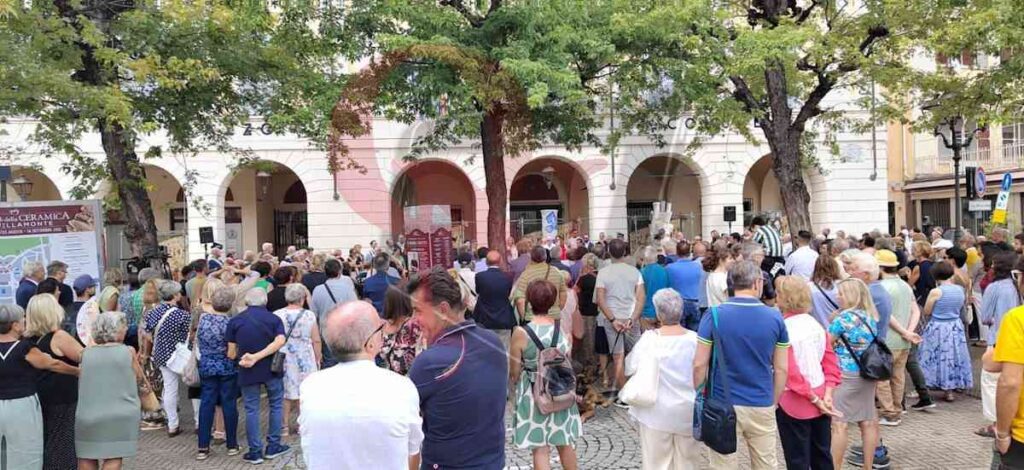 tanta gente a Castellamonte per l'apertura della Mostra della Ceramica