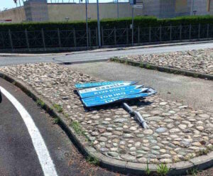 CUORGNÈ – Abbatte la segnaletica stradale e si dilegua; trovata e sanzionata