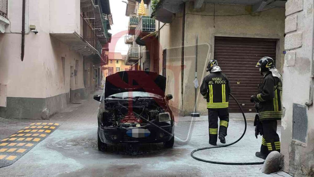 Feletto i vigili del fuoco hanno spento l'incendio auto