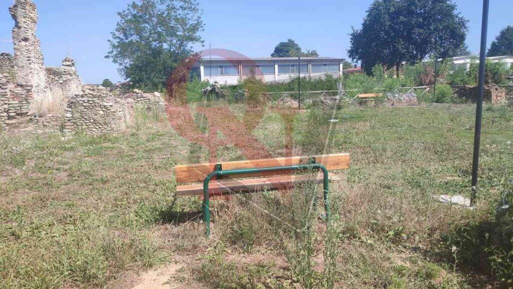 Installate anche le panchine nell'area antistante il romitorio a feletto