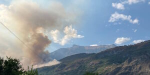 AOSTA – Procedono le operazioni di bonifica e spegnimento incendio a Saint Denis