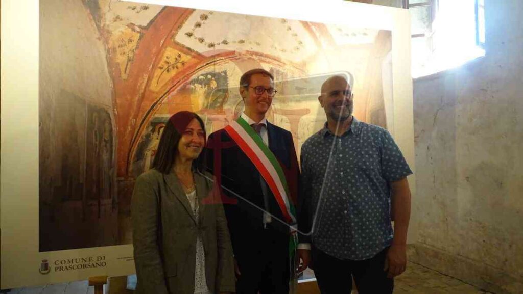 Il sindaco di Prascorsano con il componente della famiglia perona e l'architetto