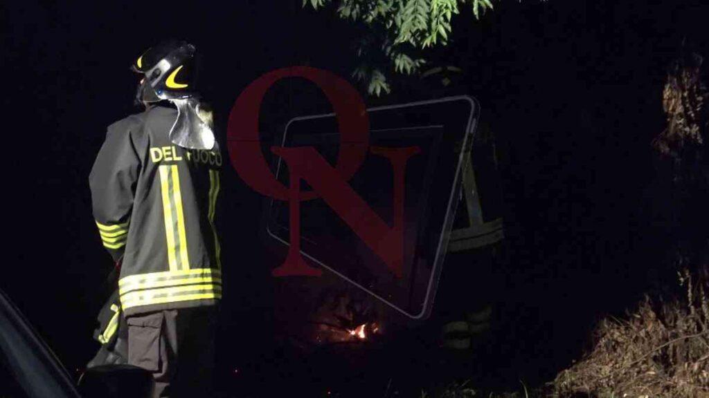 Vigili del Fuoco spengono l'incendio a Rivarolo Canavese