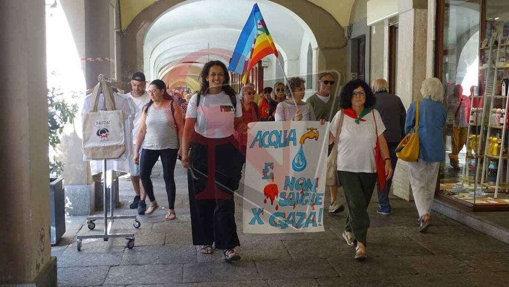 RIVAROLO CANAVESE - “Facciamo rumore”: Flash Mob per Gaza (FOTO E VIDEO) 2 rivarolo rumore per gaza 1 res