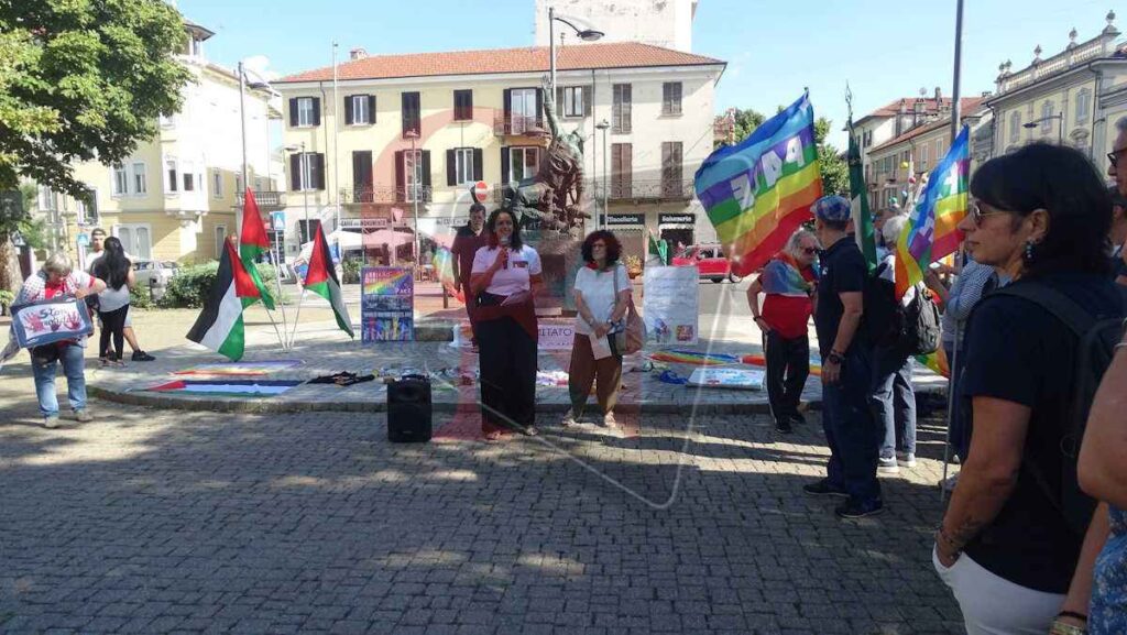 RIVAROLO CANAVESE - “Facciamo rumore”: Flash Mob per Gaza (FOTO E VIDEO) 3 rivarolo rumore per gaza 2 res