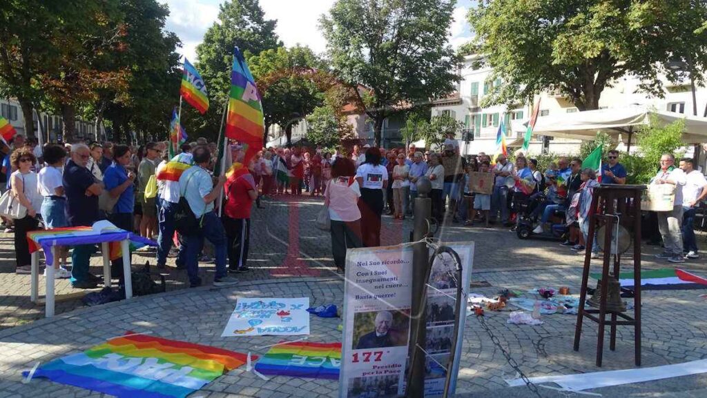 RIVAROLO CANAVESE - “Facciamo rumore”: Flash Mob per Gaza (FOTO E VIDEO) 4 rivarolo rumore per gaza3 res