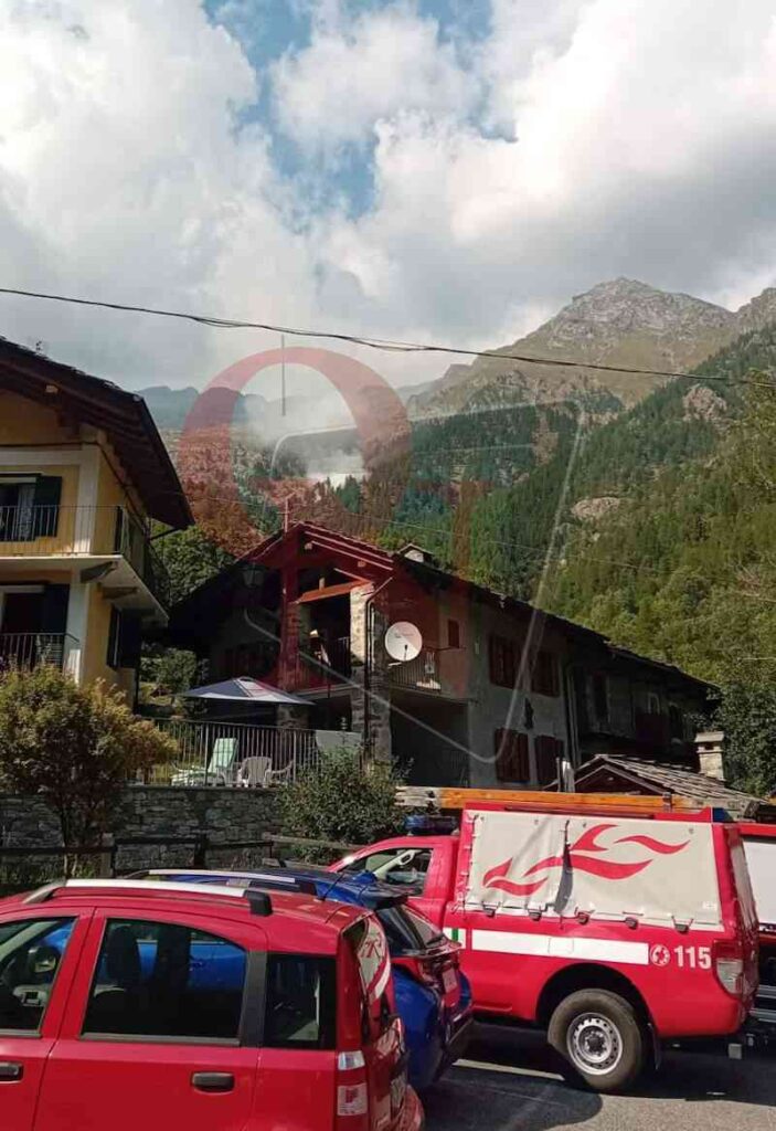 Bruciano i boschi in frazione Forzo di Ronco Canavese