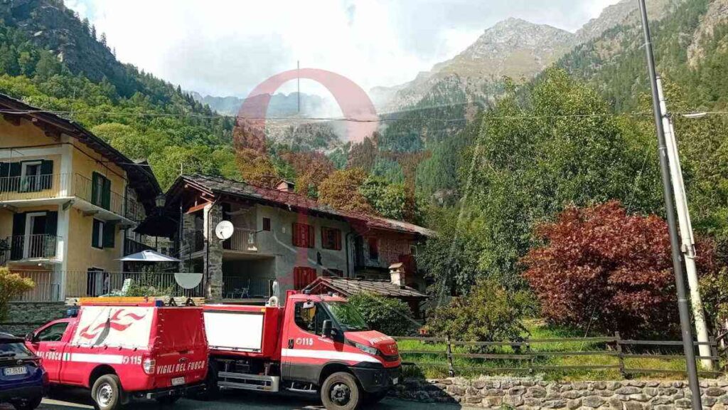 Vigili del Fuoco operativi per spegnere l'incendio boschivo a Ronco Canavese, frazione forzo