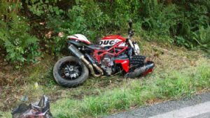 SAN MARTINO CANAVESE – Moto perde il controllo e finisce fuori strada (FOTO E VIDEO)