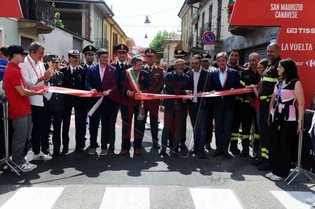 taglio del nastro a san maurizio canavese per la partenza della Vuelta