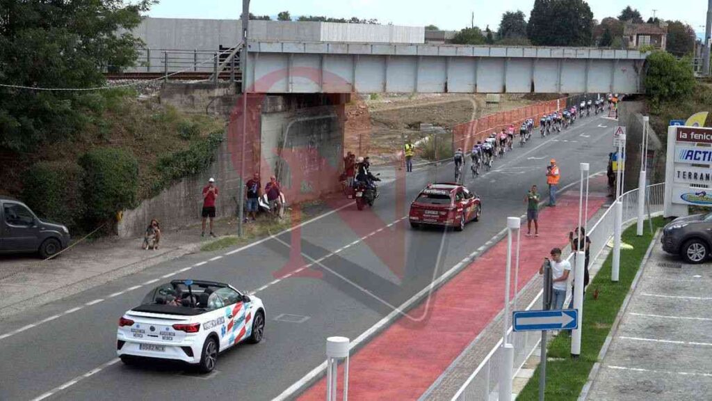 gente a vedere passare la vuelta nei comuni del canavese, partita da san maurizio verso ceres