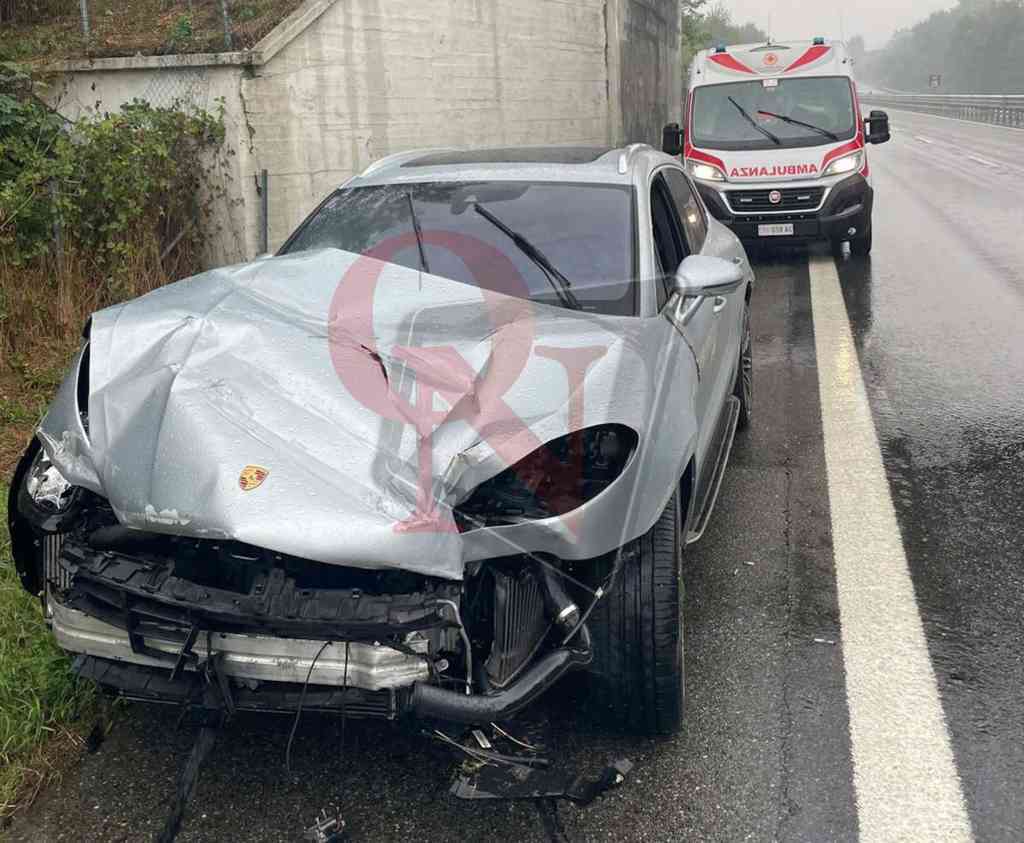 Auto sbanda in autostrada a5 tra scarmagno e san giorgio