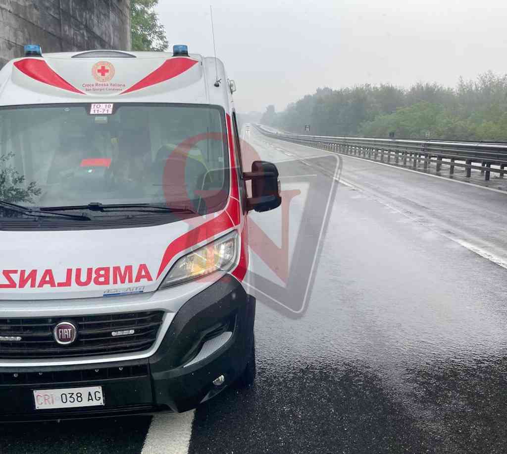 il conducente dell'auto che ha sbandato in autostrada a5 tra scarmagno e san giorgio è illeso