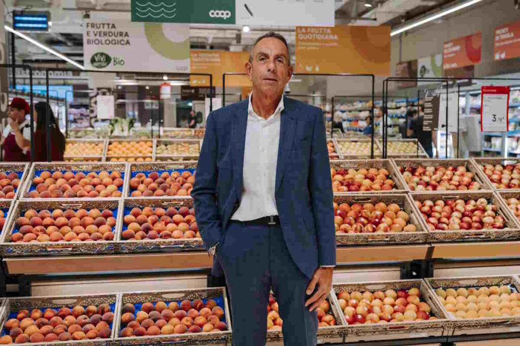 Soddisfatto il direttore del supermercato coop di strambino