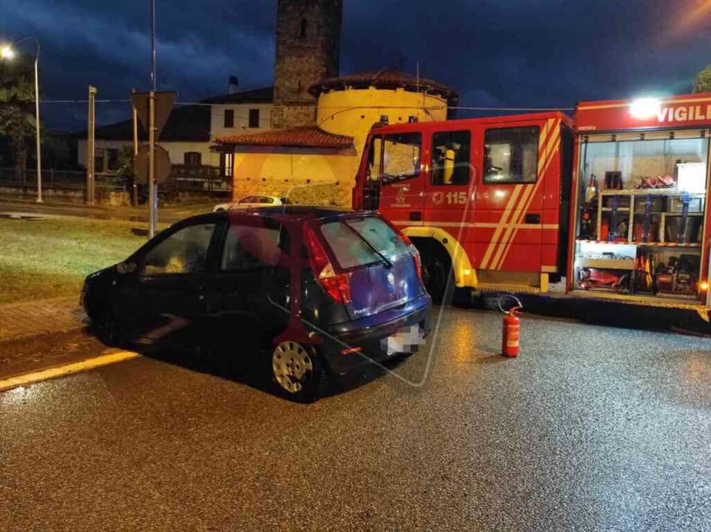 incidente a san martino, valperga, auto sulla rotonda