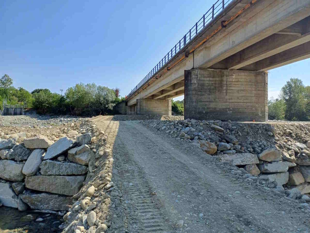il ponte di Villanova Canavese è rimasto fortemente danneggiato