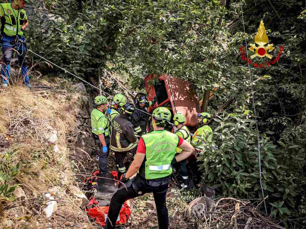 un'auto è precipitata in una scarpata a villar pellice