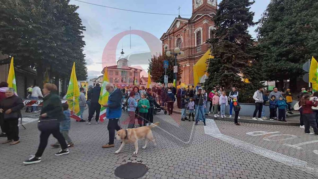 tante persone a bosconero all'agrifood per la sfilata dei trattori
