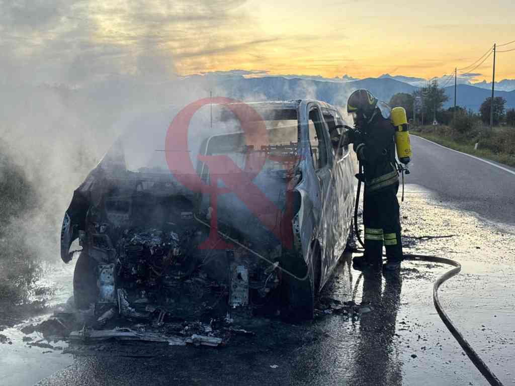 intervento dei vigili del fuoco a caselle sulla sp12 per il van in fiamme