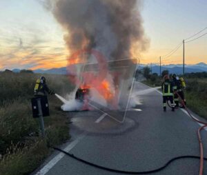 CASELLE – Van si incendia sulla Sp12, illesi gli occupanti (FOTO)