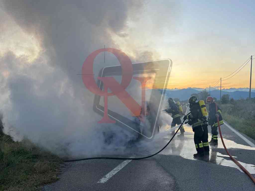 i vigili del fuoco spengono il van incendiato a caselle sulla sp12
