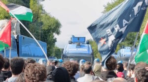 CASELLE – Protesta Pro Palestina: la Polizia blocca i manifestanti