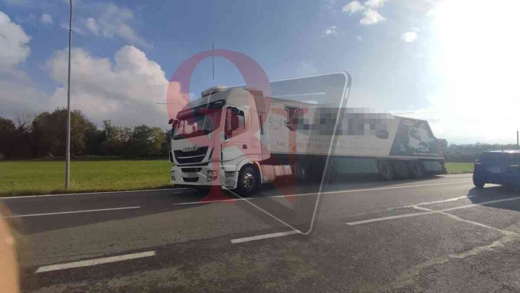 camion esce di strada a castellamonte