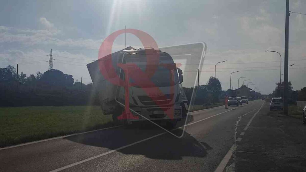 camion nel fosso a Castellamonte