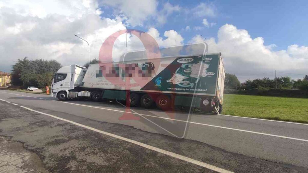 castellamonte camion in bilico sul fosso