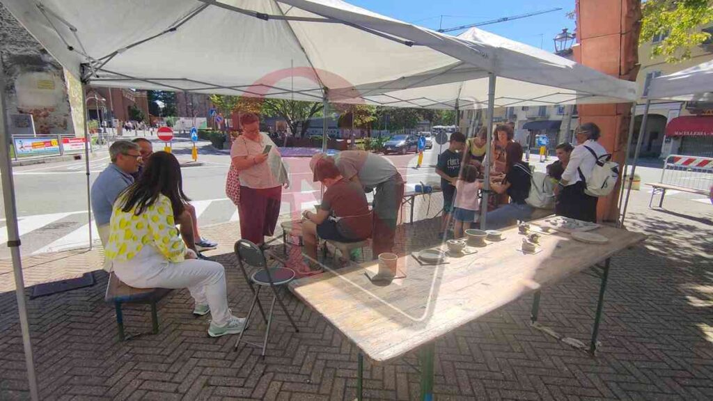 anche i bambini hanno partecipato alla giornata del torniante a Castellamonte per la mostra della ceramica
