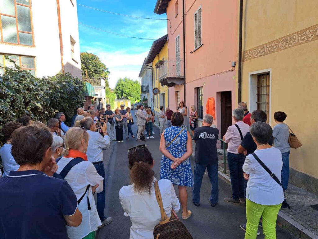 pubblico presente all'inaugurazione della targa di Antonio Lebolo a Castellamonte